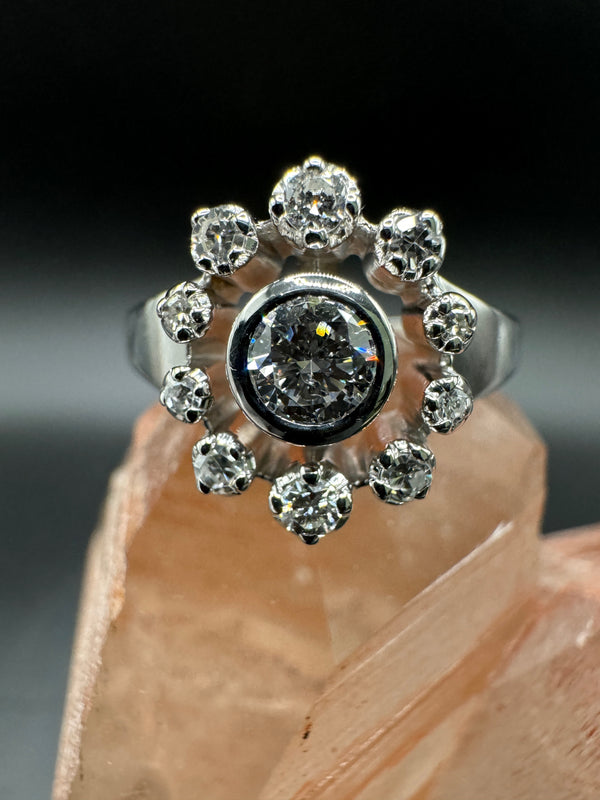 Stilvoller Ring in 18 Karat Weißgold mit feinen Brillanten