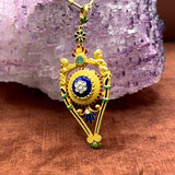 Unieke ketting van 18 karaat met bijzondere hanger/broche, met diamanten, smaragd &amp; emaille