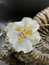 Handgeschnitzter Blumen-Anhänger in 18 Karat Gelbgold aus Quarz mit Brillanten