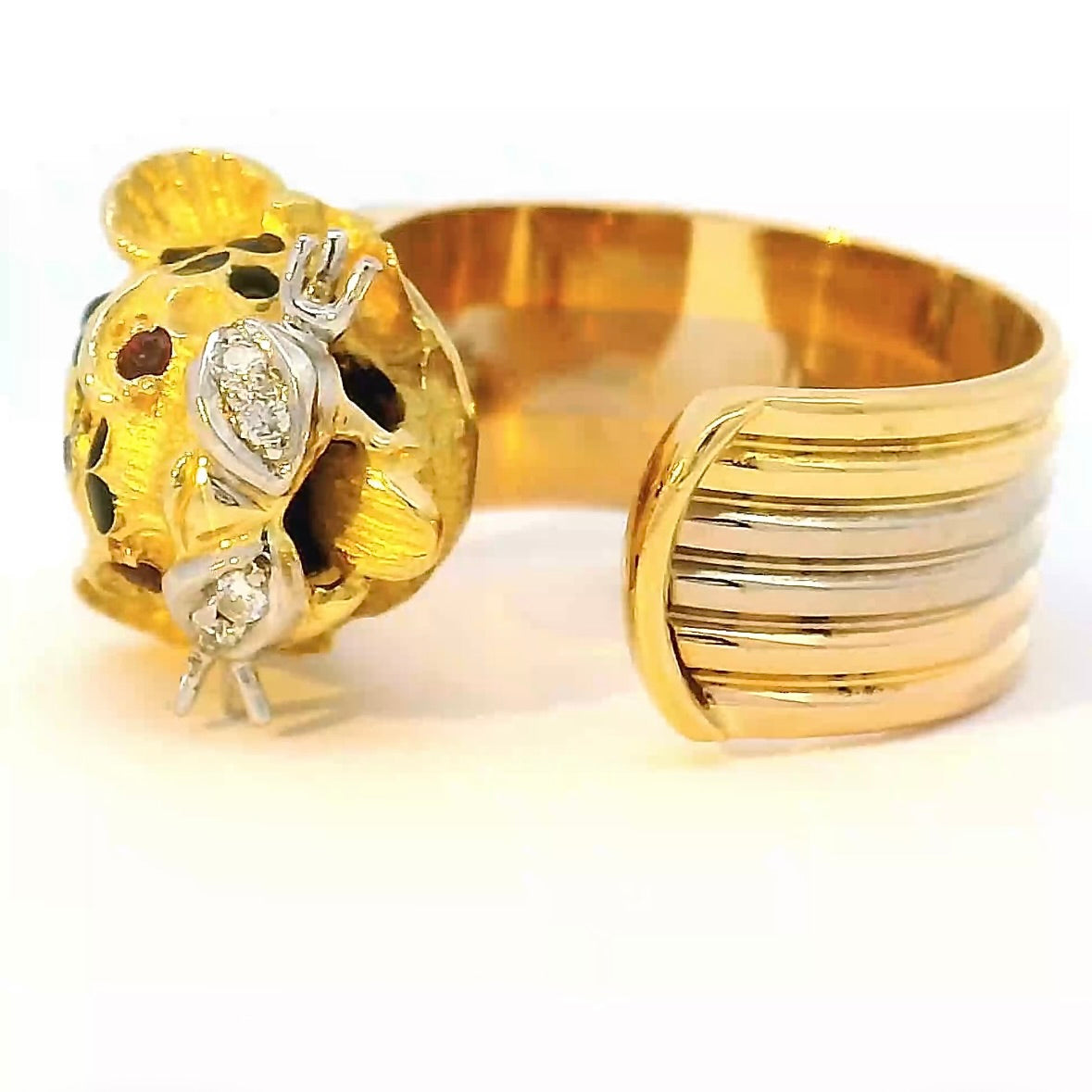 Leuchtender tricolor Ring in 18 Karat Gold mit Rubinen und Brillanten