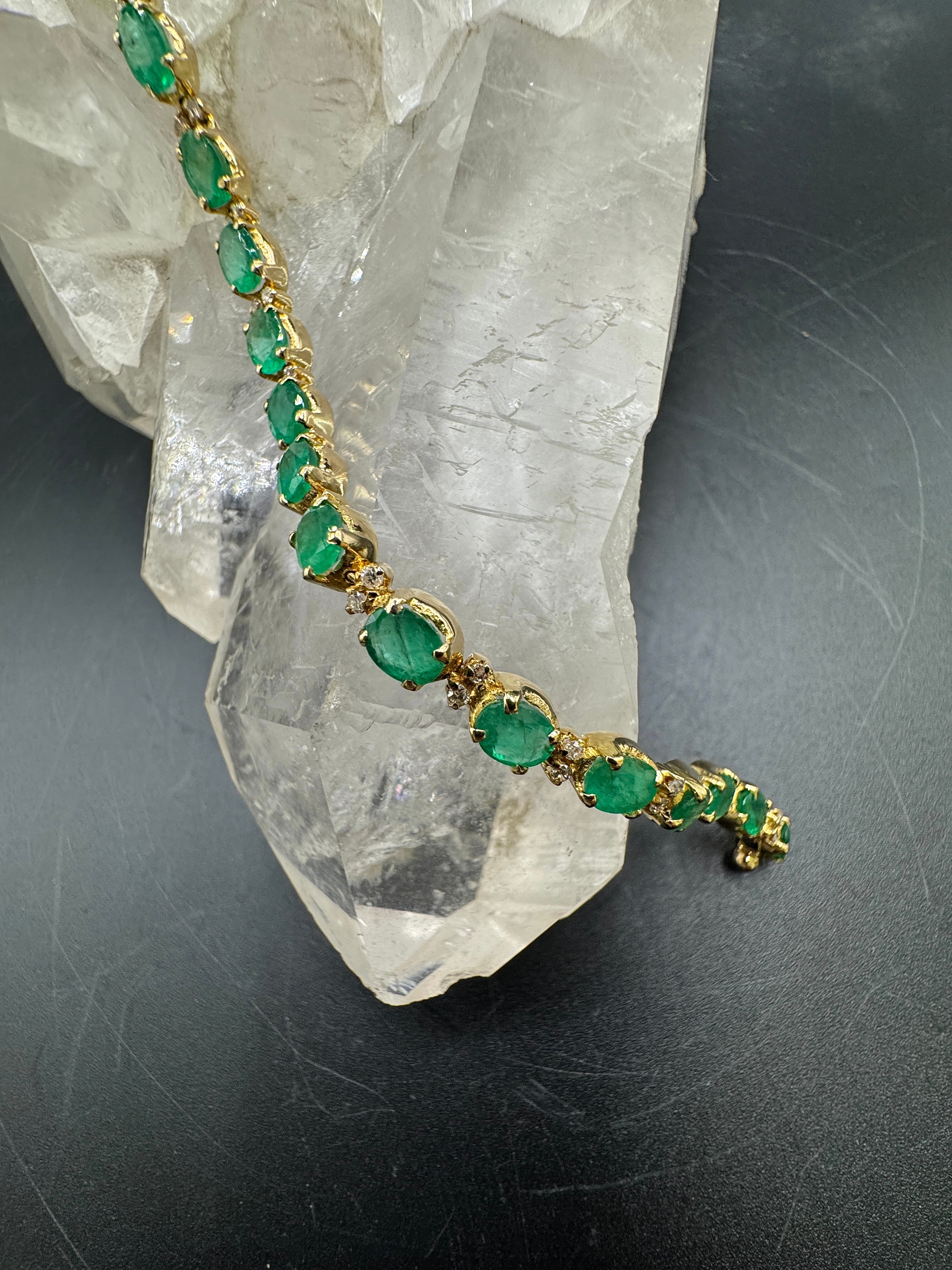 Steinbetontes Armband in 14 Karat Gelbgold mit Smaragden & Brillanten