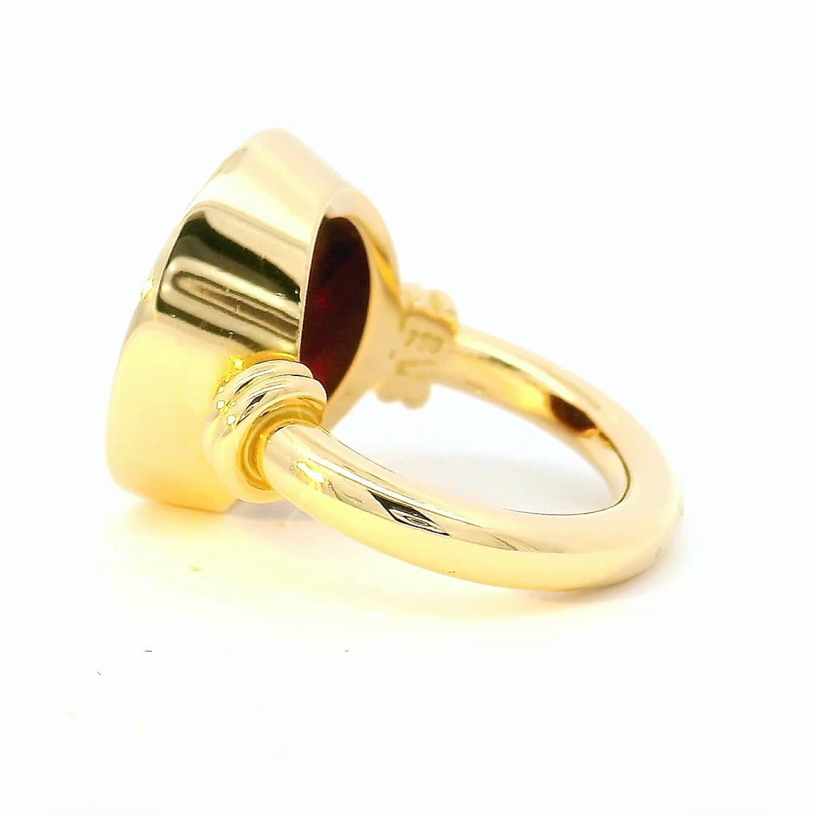 Handgefertigter Augsburger Ring in 18 Karat Gelbgold mit Granat-Siegel
