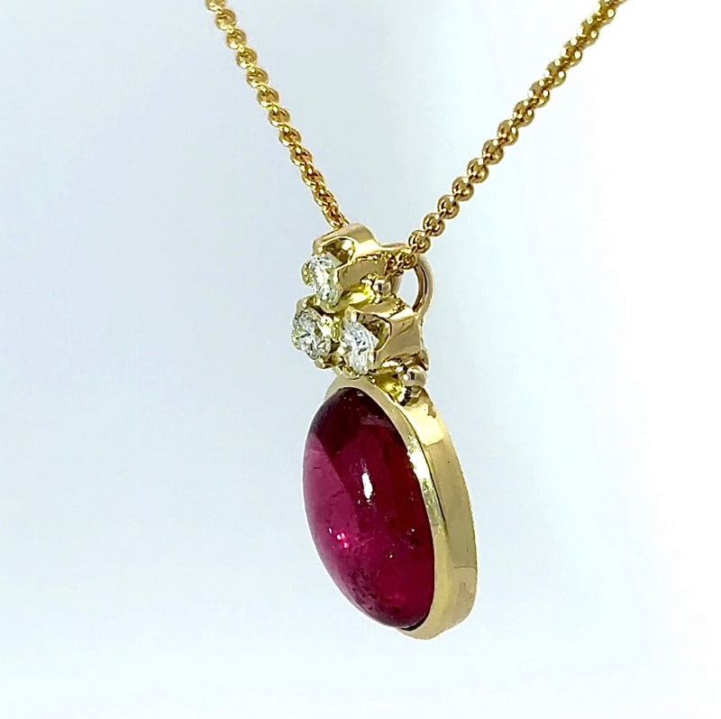 Handgefertigter Anhänger in 14 Karat Gelbgold mit Rubellit und Brillanten