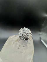 Zeitloser Cocktail Ring in 14 Karat Weißgold mit feinen Brillanten