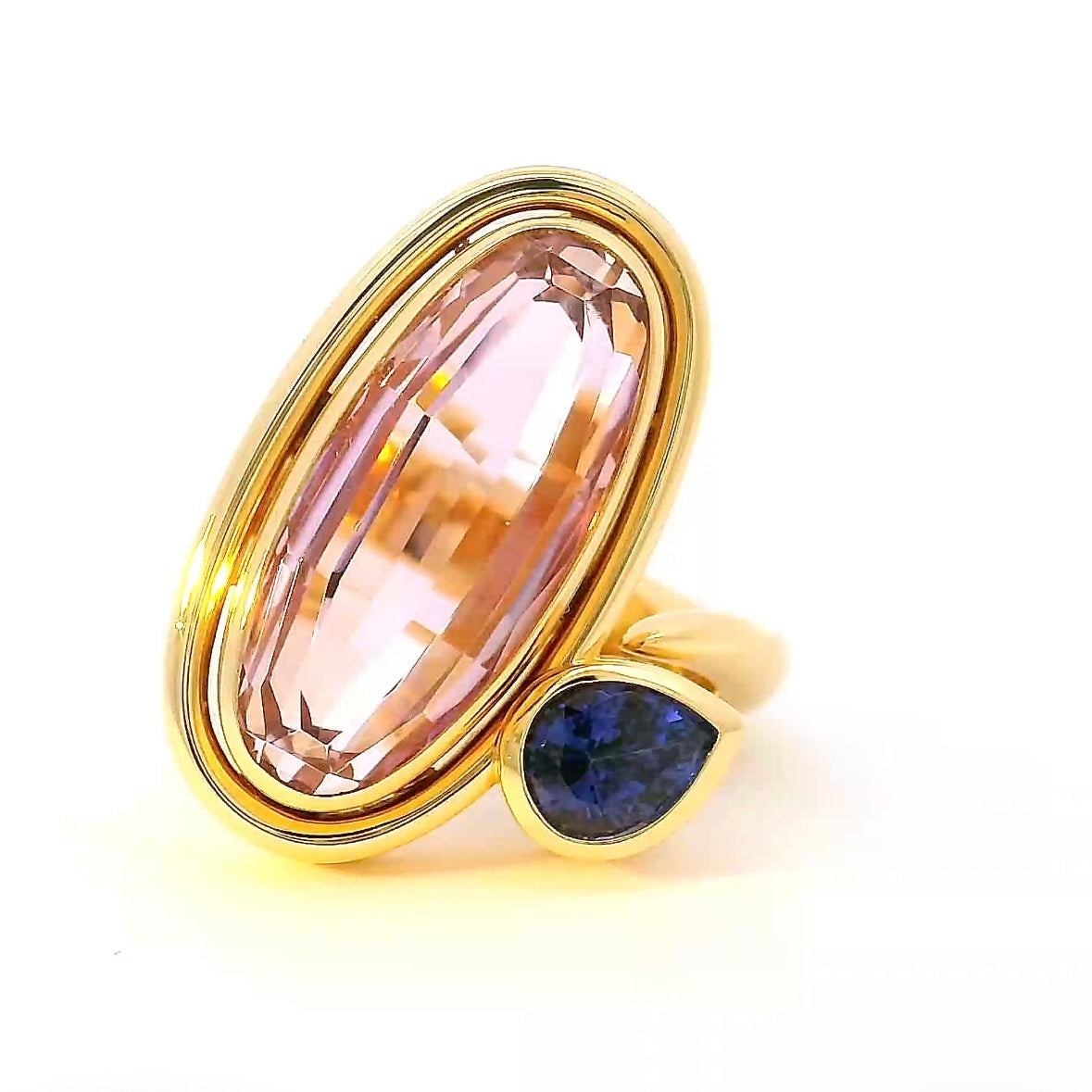 Handgefertigter Ring in 18 Karat Gelbgold mit Kunzit & Tansanit