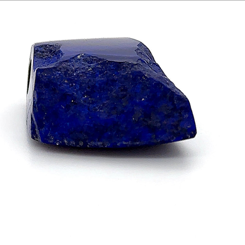 Außergewöhnlicher Lapis-Lazuli in Naturform anpoliert & mattiert mit Öse