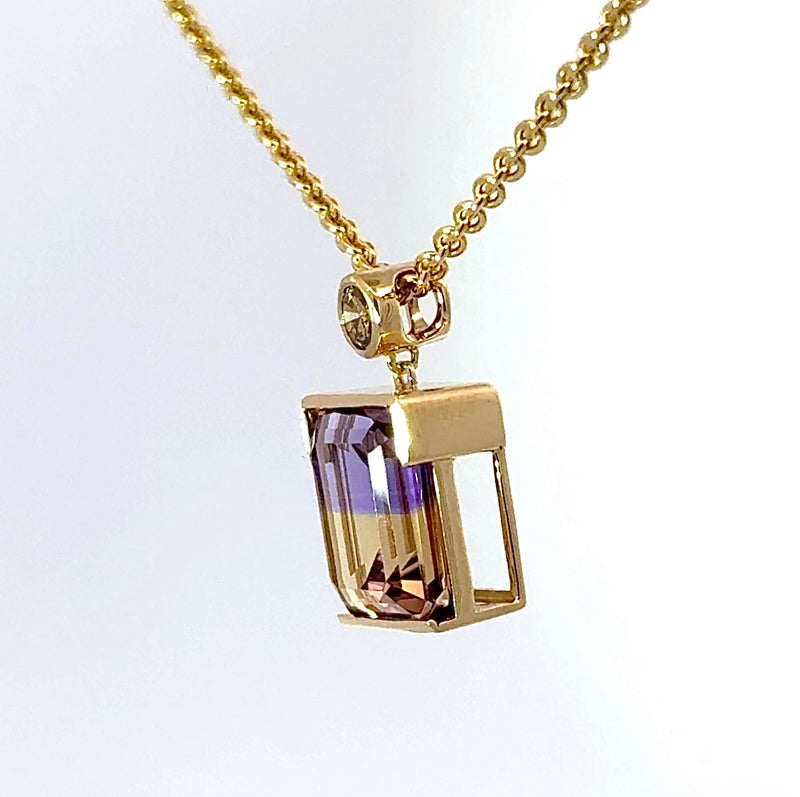 Moderner Ametrin Anhänger in 14 Karat Gelbgold mit Fancy Brillant
