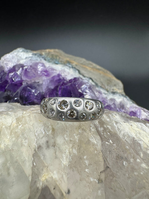 Edler Sternenhimmel-Ring in 14 Karat Weißgold mit Brillanten