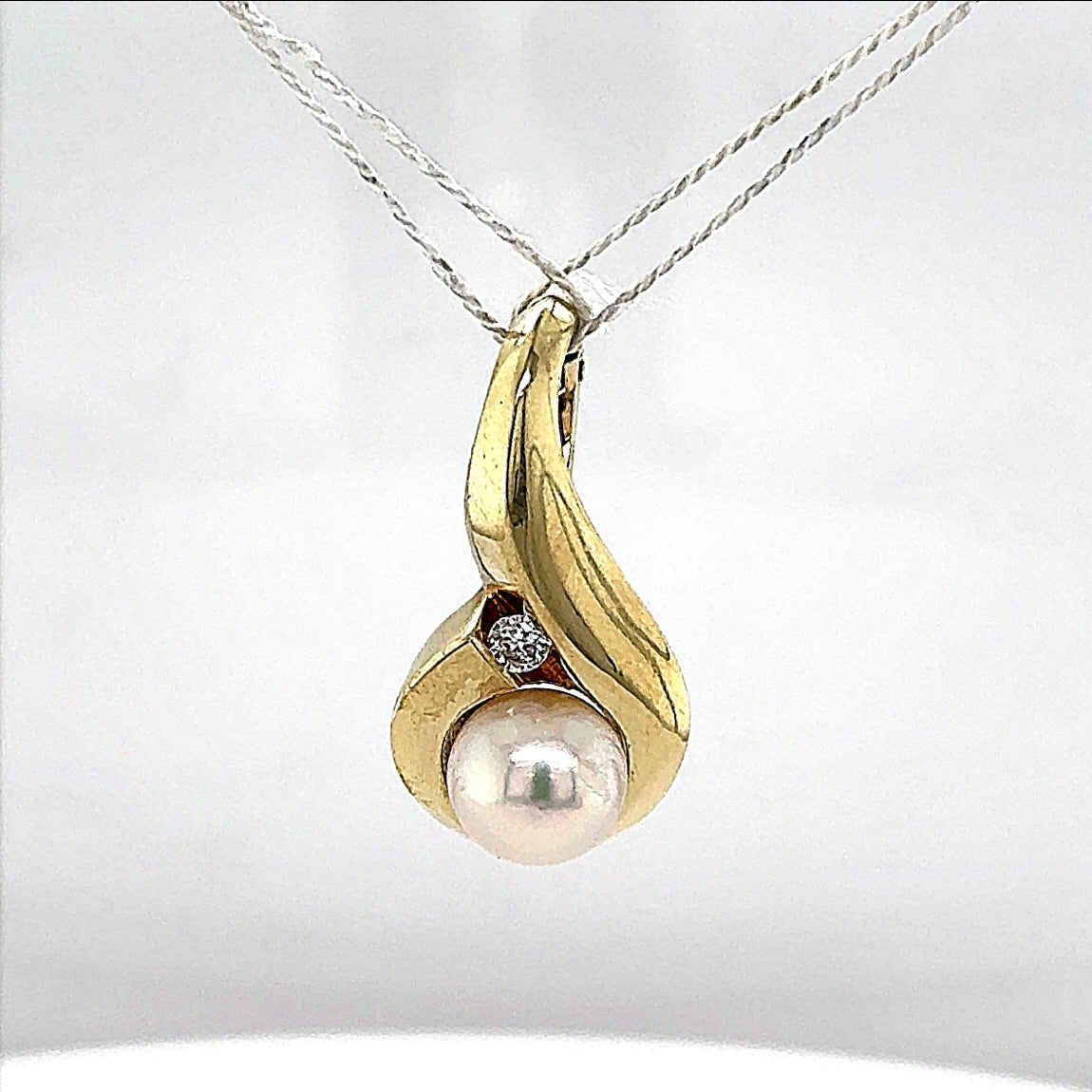 Eleganter Vintage-Anhänger in 14 Karat Gelbgold mit Brillant und Akoya-Perle