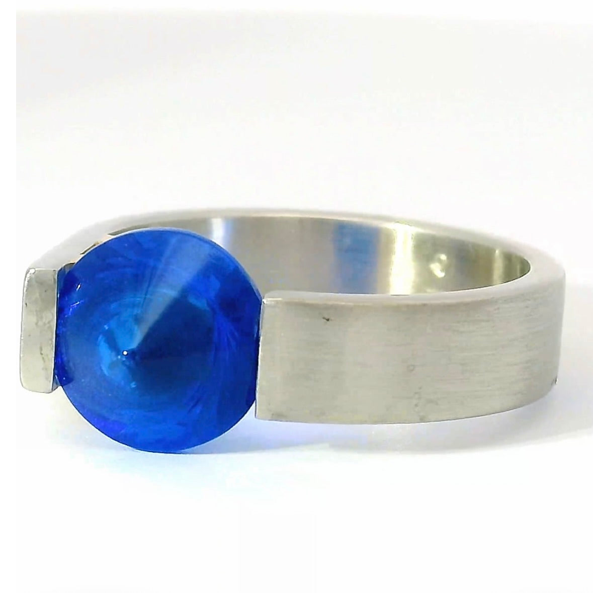 Massiver Ring von Bunz Design in 950er Platin & 18 Karat Gelbgold mit Saphir