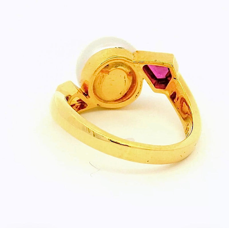 Edler Ring in 18 Karat Gelbgold mit Südseeperle und farbigen Saphiren