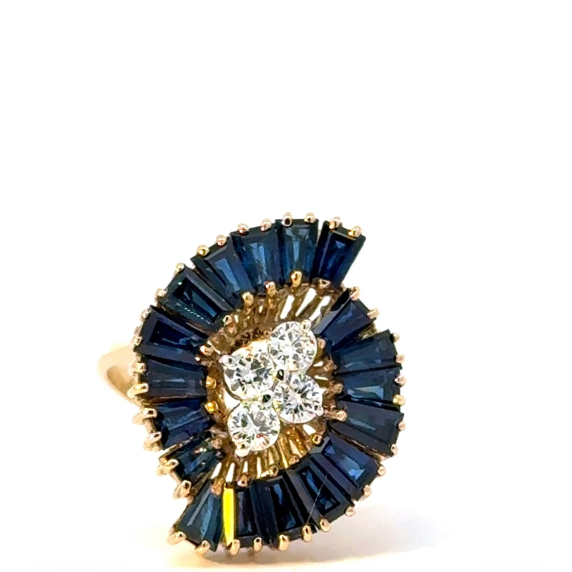 Besonderer Ring in 14 Karat Gelbgold mit feinen Saphiren & Brillanten