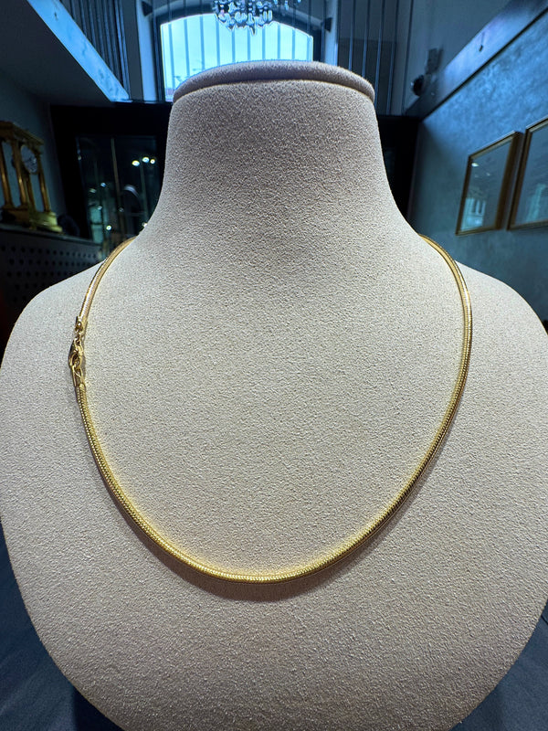 Zeitlose Schlangenkette in 8 Karat Gelbgold mit Karabiner