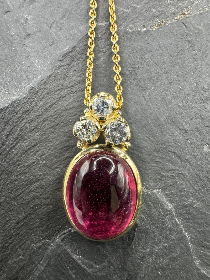 Handgefertigter Anhänger in 14 Karat Gelbgold mit Rubellit und Brillanten | Anhänger - Schmuck Schroll