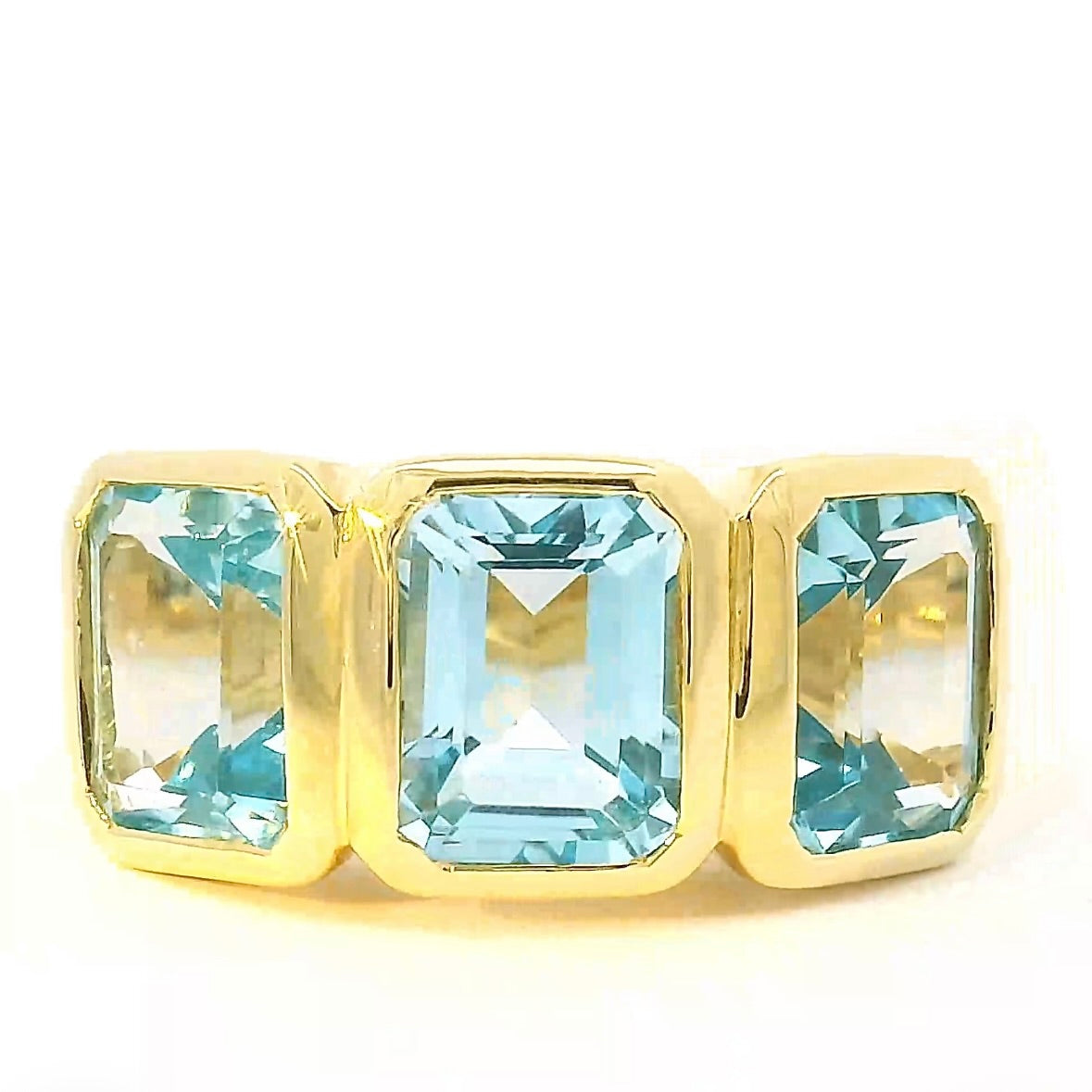 Markanter Ring in 14 Karat Gelbgold mit blauen Topasen