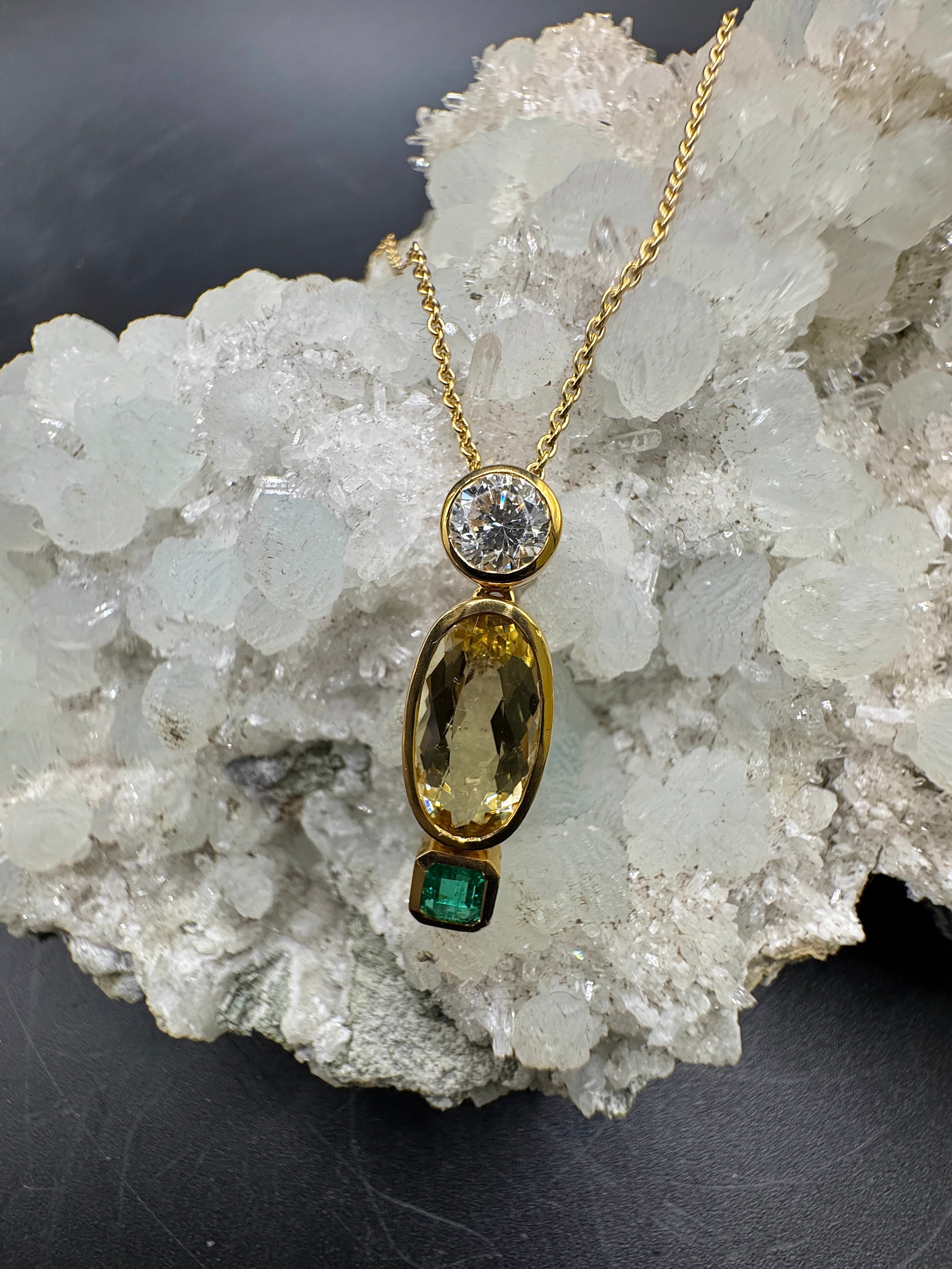 Moderner Anhänger in 18 Karat Gelbgold mit Brillant, Smaragd & Goldberyll