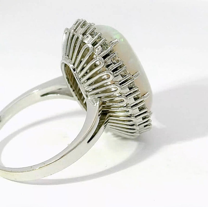 Hochfeiner Cocktailring in 18 Karat Weißgold mit austral. Opal & Brillanten