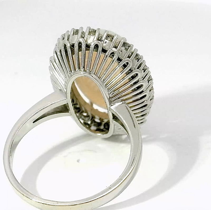 Hochfeiner Cocktailring in 18 Karat Weißgold mit austral. Opal & Brillanten