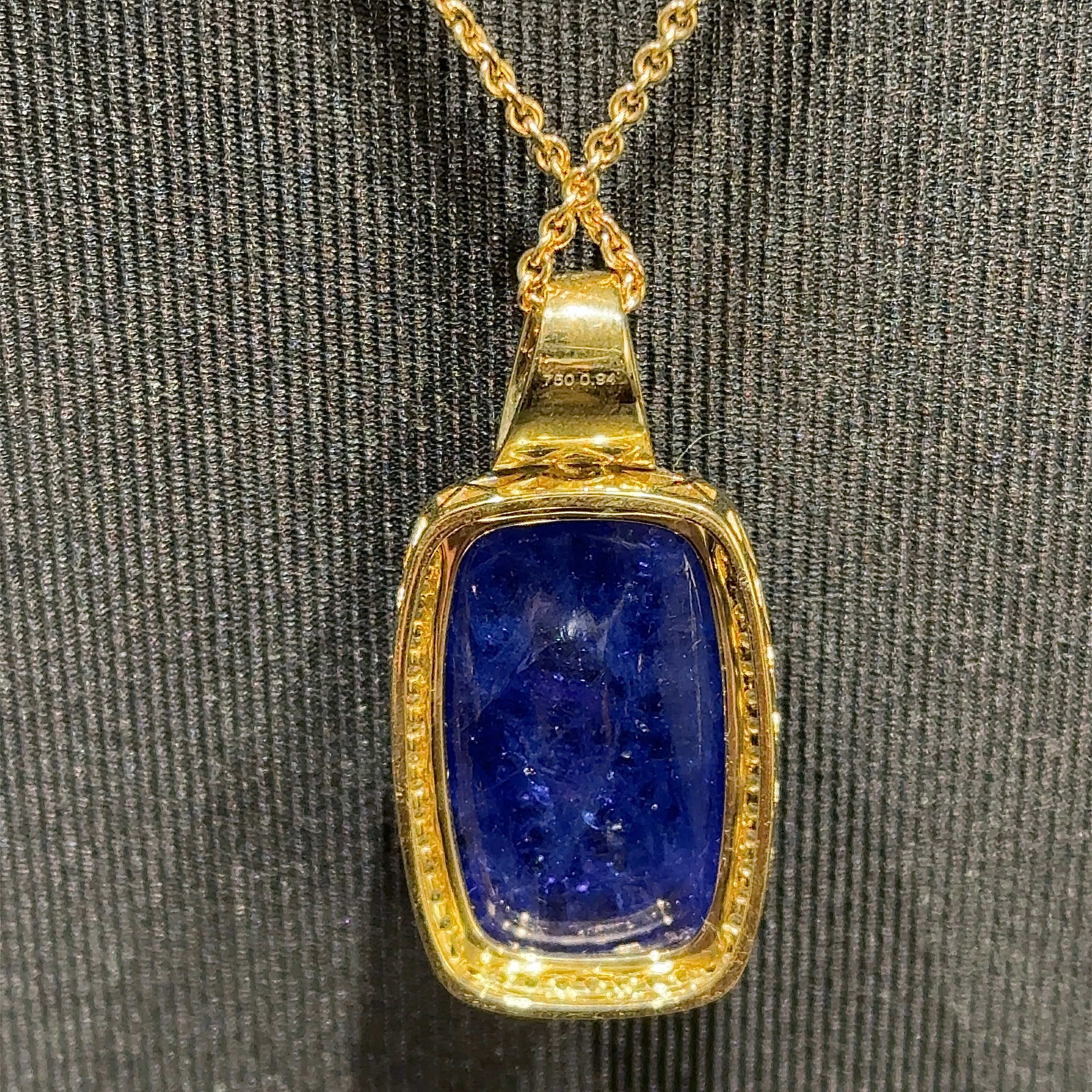 Prachtvoller Anhänger in 18 Karat Gelbgold mit riesigen Tansanit & Brillanten