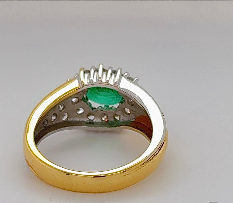 Eleganter Bicolor Ring in 18 Karat Gold mit feinen Smaragd & Brillanten