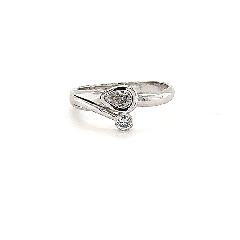 Elegant white gold ring in 18 carat with diamond pears and diamond