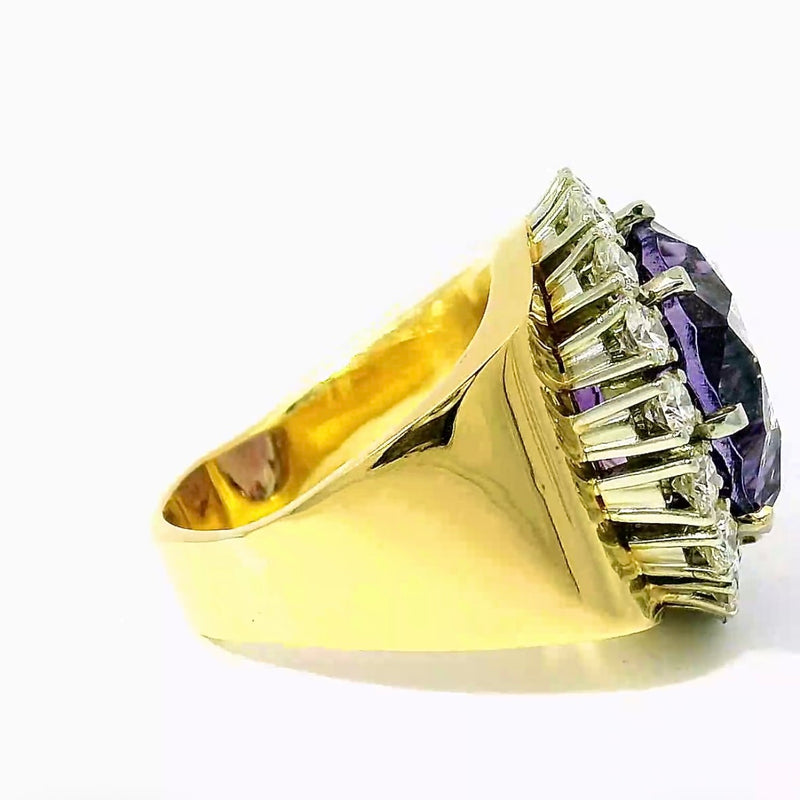 Prunkvoller Cocktailring in 18 Karat Gold mit großem Amethyst & Brillanten