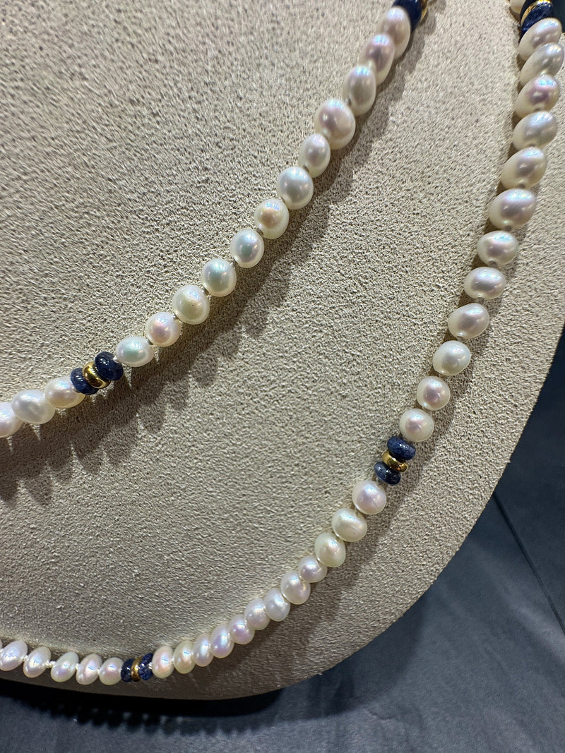 Ausgefallene Perlenkette mit blauen Saphiren und Goldelementen
