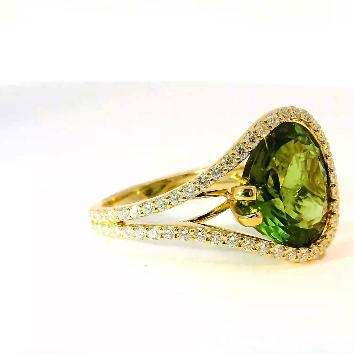 Edler Ring in 14 Karat Gelbgold mit hochfeinem Lagoon-Turmalin & Brillanten