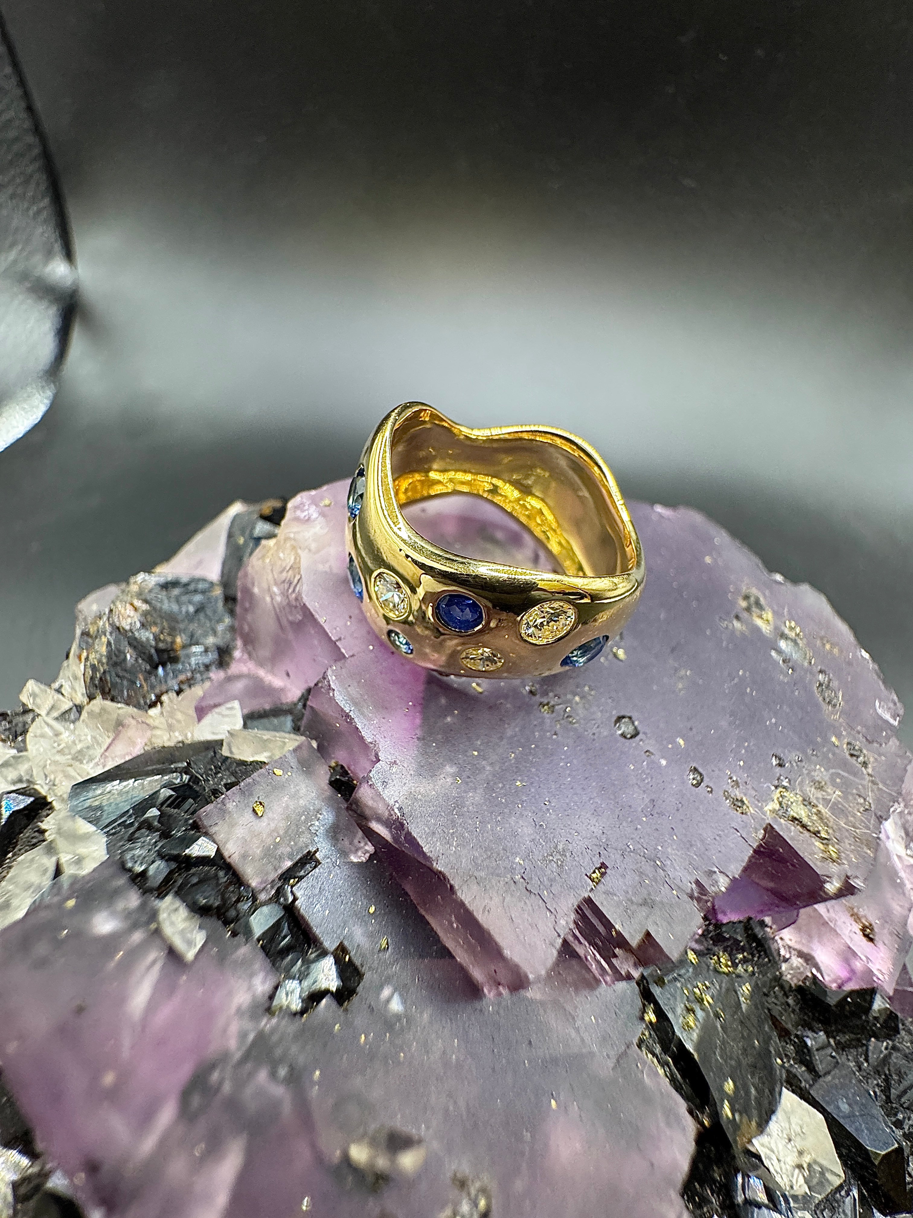Eleganter Ring in 18 Karat Gelbgold mit Saphiren & Brillanten