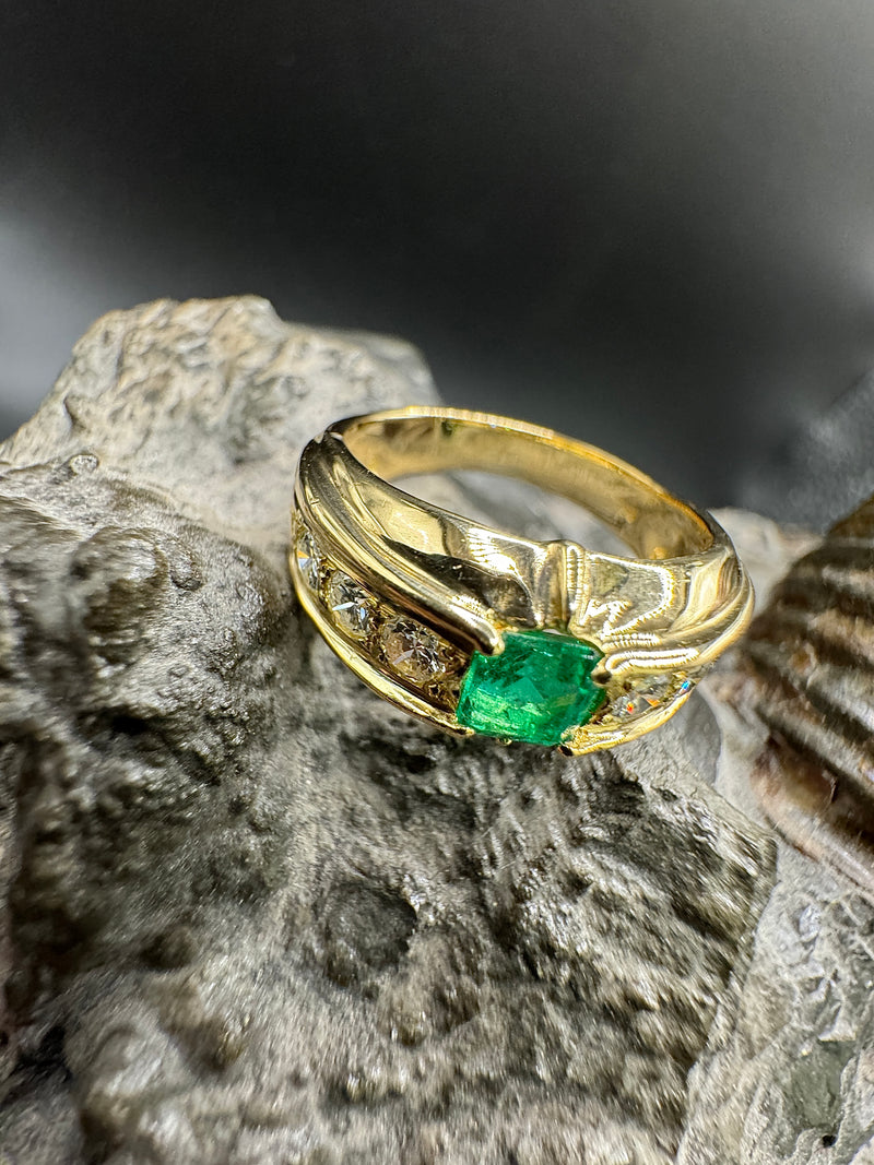 Leuchtender Ring in 18 Karat Gelbgold mit feinen Smaragd und Brillanten