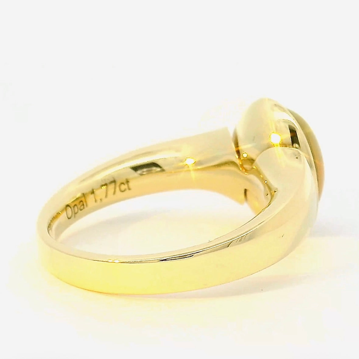 Edler Ring in 14 Karat Gelbgold mit äthiopischem Opal von R. H. Becker