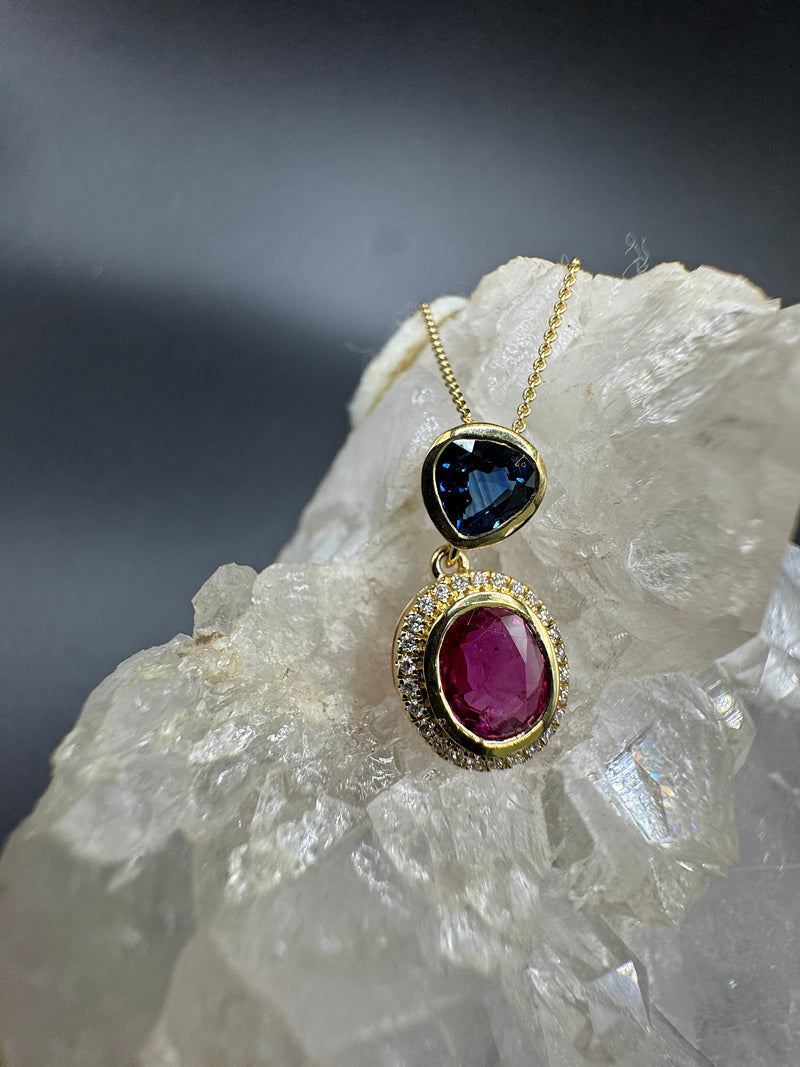 Moderner Rubin & Saphir Anhänger in 18 Karat Gelbgold mit feinen Brillanten & Ankerkette