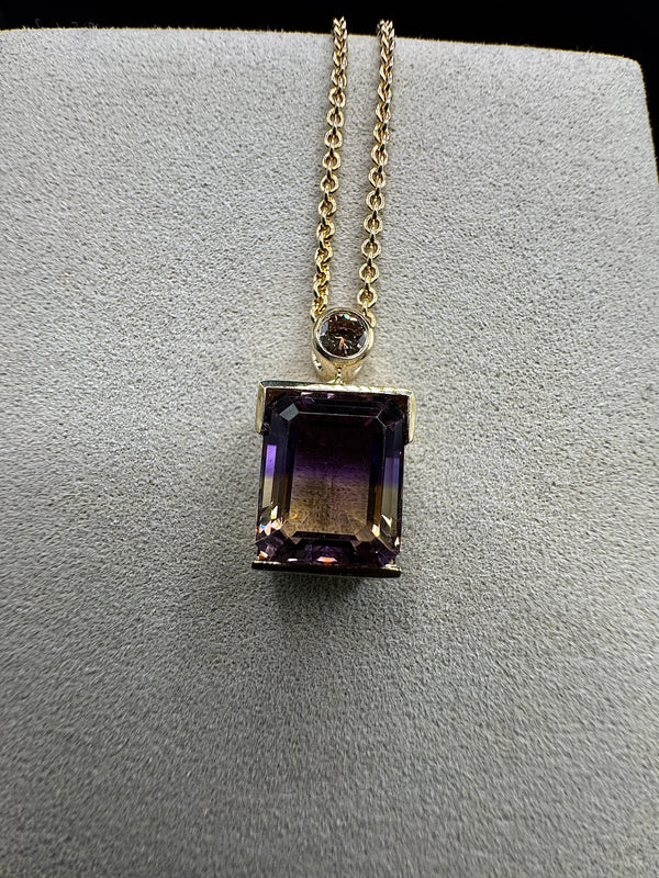 Moderner Ametrin Anhänger in 14 Karat Gelbgold mit Fancy Brillant