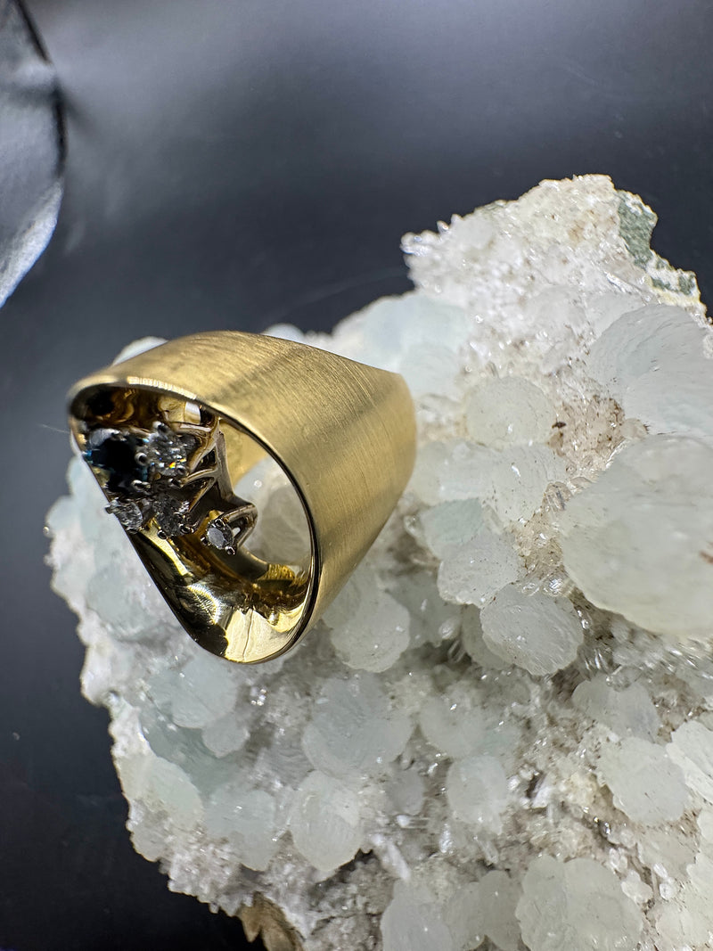 Handgefertigter Ring in 18 Karat Gelbgold mit Brillanten & Saphir