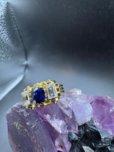 Handgefertigter Ring in 18 Karat Gelbgold mit blauem Saphir & Diamant-Baguettes