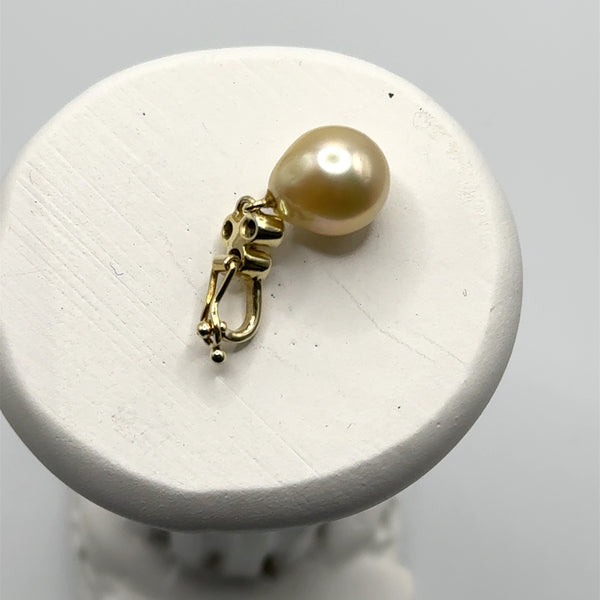 Stylish pearl pendant in 14 carat yellow gold with fine diamonds and South Sea pearl