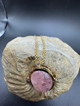 Eleganter Anhänger in 14 Karat Gelbgold mit rosa Morganit & Brillanten