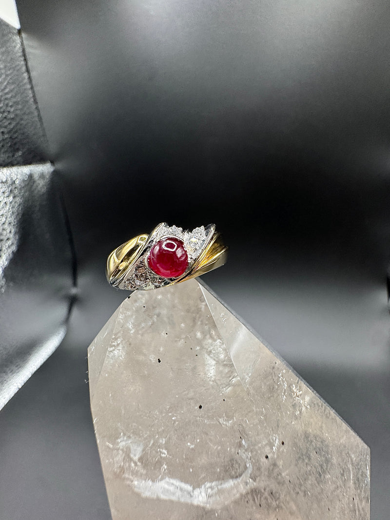 Handgefertigter Bicolor Ring in 18 Karat Gold mit Rubin und Brillanten