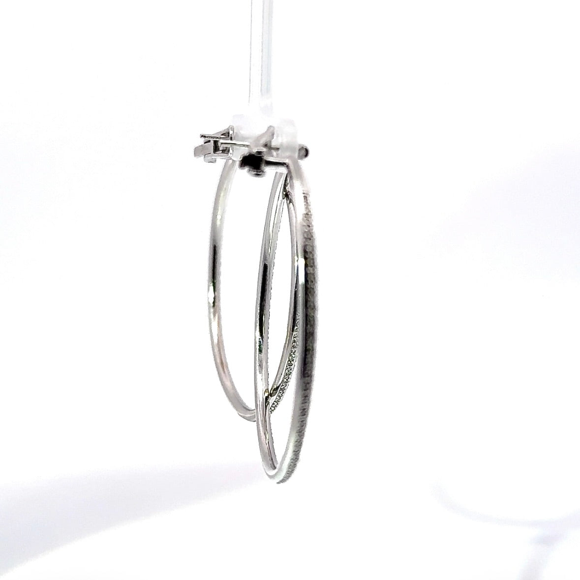 Exceptional 18-karat white gold earrings with 286 brilliant-cut diamonds