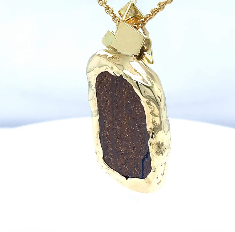 Handgefertigter Anhänger in 14 Karat Gelbgold mit australischem Opal & Brillanten