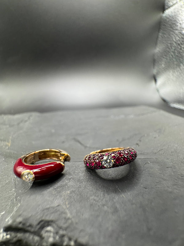 Adolfo Courrier Ohrringe in 18 Karat Roségold mit Rubinen, Emaille & Brillanten