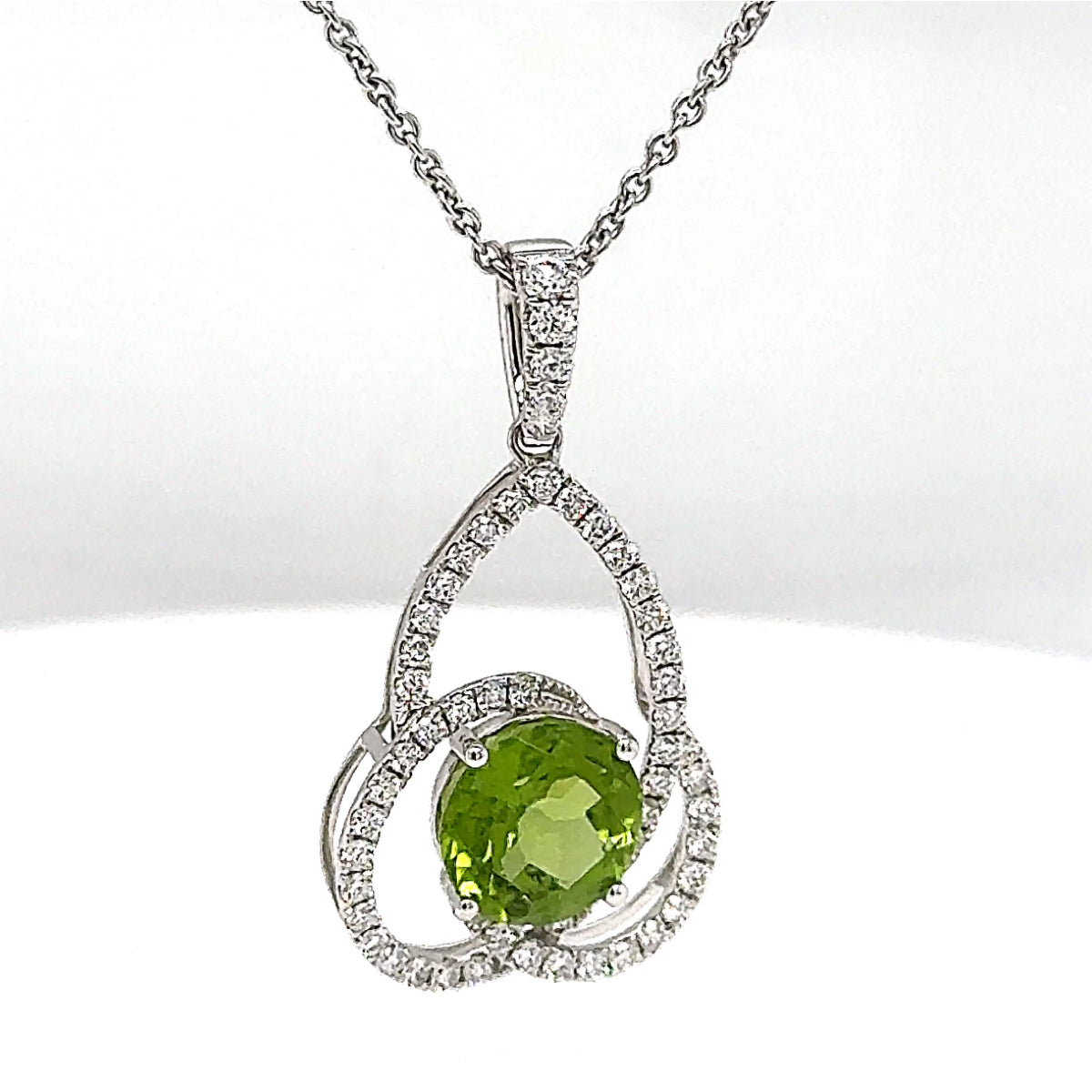 Edler Anhänger in 18 Karat Weißgold mit feinen Brillanten & lebendigem Peridot