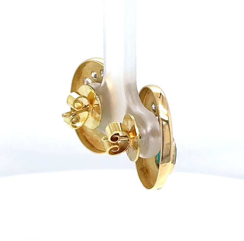 Handgefertigte Ohrstecker in 18 Karat Gelbgold mit feinen Smaragden & Brillanten