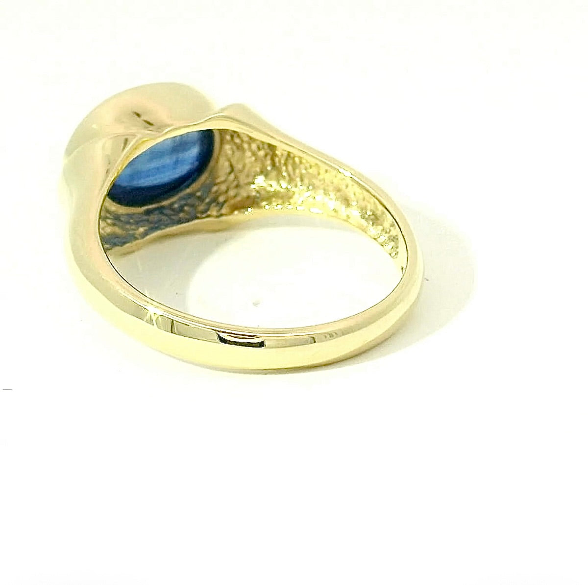 Zeitloser Ring in 9 Karat Gelbgold mit Saphir-Cabochon