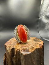 Ausgefallener Cocktailring in 14 Karat Gelb- und Weißgold mit feuerroter Koralle und Brillanten