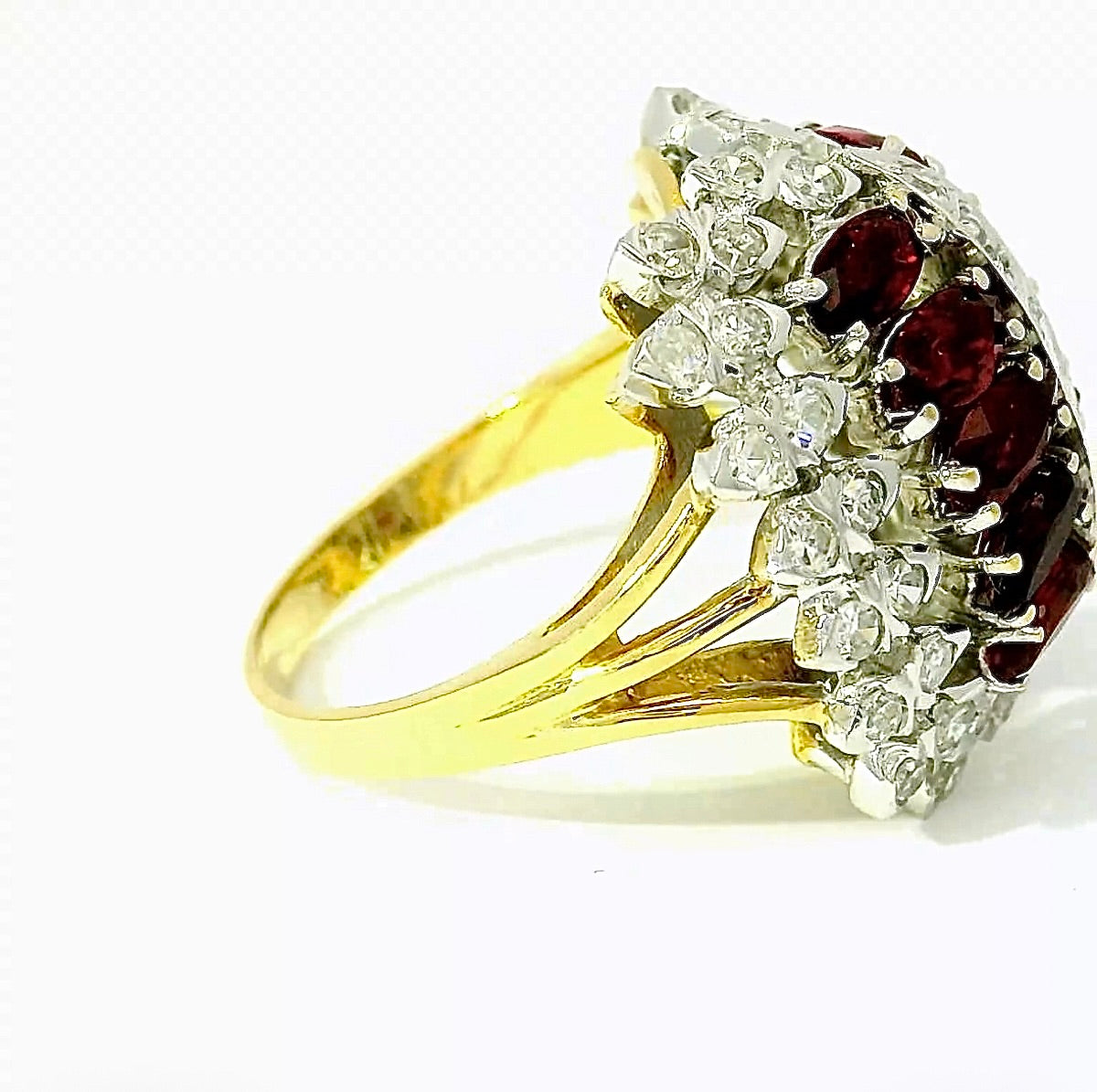 Extravagant cocktail ring in 18 karat gold with rubies and brilliant-cut diamonds