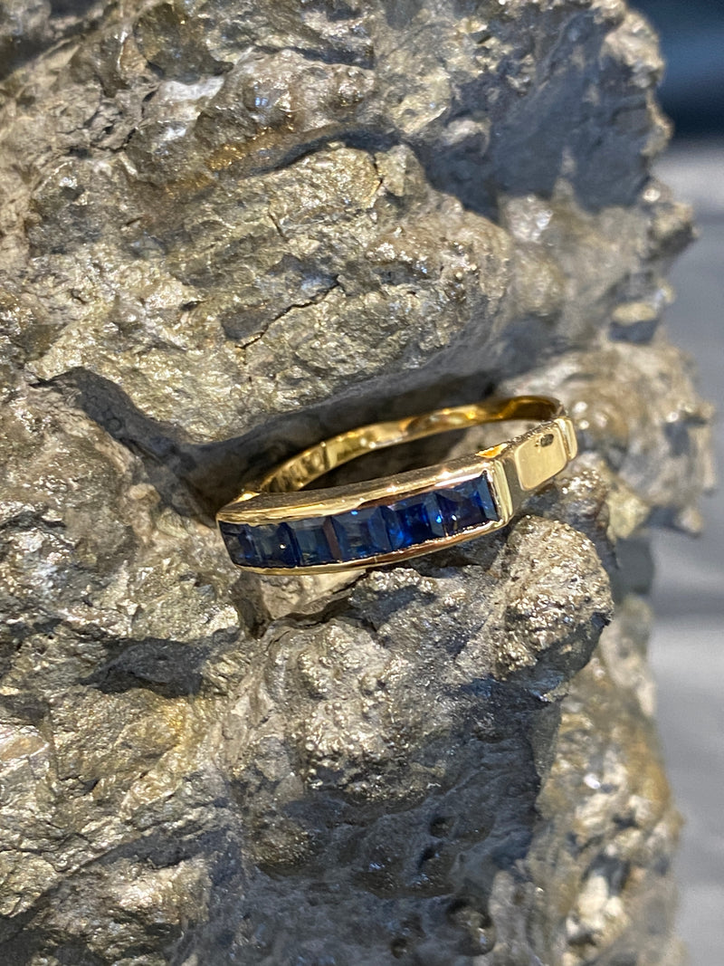 Elegant sieraad bestaande uit 4 ringen in 18 karaat met diamanten, robijnen, smaragden en saffieren 