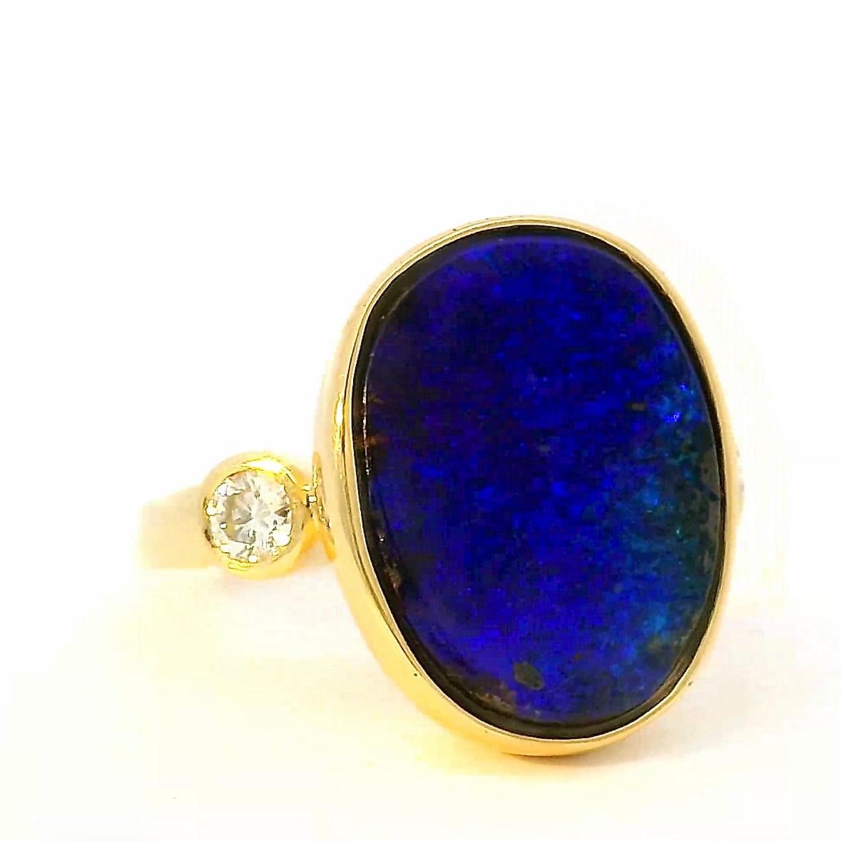 Eleganter Opalring in 18 Karat Gelbgold mit feinen Brillanten