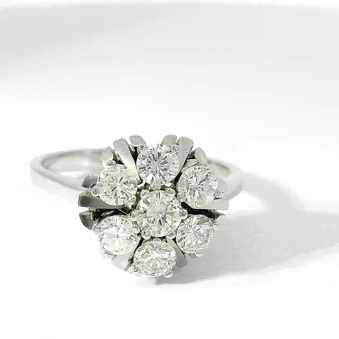 Zeitloser Cocktail Ring in 14 Karat Weißgold mit feinen Brillanten