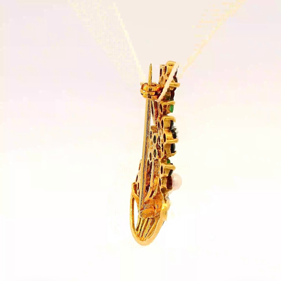 Farbenfrohe Brosche in 18 Karat Gelbgold mit Smaragd, Rubin, Saphir & Brillanten
